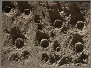 Fotografie eines Mondkratermodells