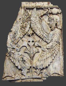Plakette mit Darstellung geflügelter Kreaturen, Nimrud, Mesopotamien, 8.-7. Jahrhundert v. Chr. von Unbekannt