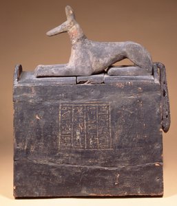 Pylonförmige Schabti-Box mit einer Inschrift und einer Statue von Anubis als Schakal (späteres Datum) auf dem Deckel, Ägyptisch, aus Theben, frühe 22. Dynastie, ca. 900 v. Chr.
