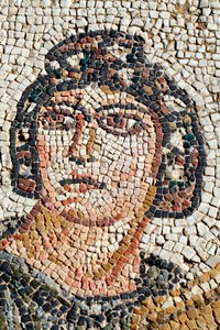 Porträt von Ambrosia - Symbol der Götterspeise und Unsterblichkeit - Detail des Panels, das das erste Bad des Achilles darstellt - Paphos-Mosaiken, Villa des Theseus, 5. Jahrhundert n. Chr. - Zypern
