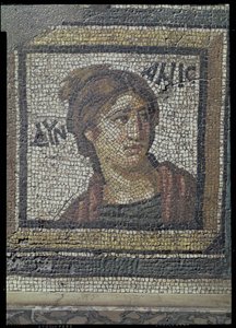 Porträt einer Frau, Detail eines Mosaikbodens, der die Jahreszeiten und Jagdszenen darstellt, aus der konstantinischen Villa in Daphne, römisch, ca. 325-330 n. Chr. (Marmor, Kalkstein und Glasmosaik) von Unbekannt