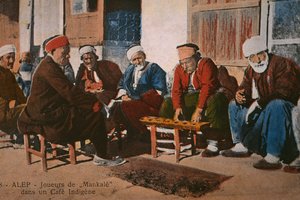 Postkarte, die Mancala-Spieler in einem Café in Aleppo, Syrien, ca. 1920 zeigt (Farbphotolithografie) von Unbekannt