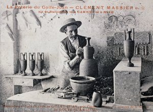 Postkarte mit Clement Massier (1844-1917), Meistertöpfer der Poterie de Golf-Juan bei der Arbeit in seinem Atelier, Frankreich, 20. Jahrhundert