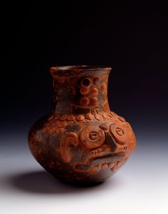 Präkolumbische Kunst, Maya-Zivilisation, Frühklassische Periode: Tonkrug, der den Gott Tlaloc darstellt. Aus Asuncion Mita Jutiapa, Guatemala. H. 14 x Durchm. 7,6 cm Guatemala, Museo Nazionale di Archeologia e Etnologia