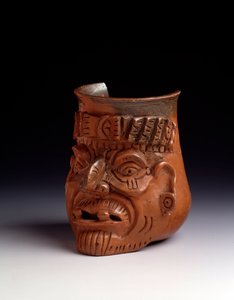 Präkolumbische Kunst, Maya-Zivilisation, Postklassische Periode: Anthropomorpher Tonkrug, der den Kopf eines alten Mannes mit Diadem und Ohrringen darstellt. H. 15,5 x B. 10 cm Guatemala, Museo Nazionale di Archeologia e Etnologia