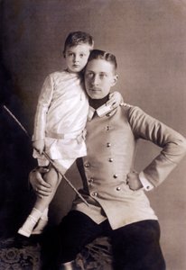 Prinz Wilhelm von Hohenzollern (1882-1951) alias Kronprinz, Sohn von Kaiser Wilhelm II., mit seinem ältesten Sohn, ebenfalls Wilhelm genannt, Fotografie von Selle und Kuntze von Unbekannter Künstler
