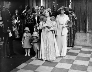 Königin Elizabeth und Prinzessinnen verlassen die St. Paul