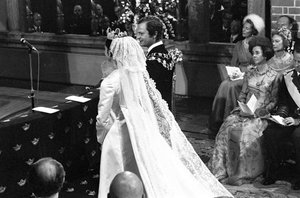 Königin Silvia und König Carl XVI. Gustaf während der Hochzeitszeremonie in der Storkyrkan in Stockholm