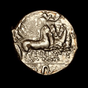 Seltene antike griechische Münze, Syrakus, Silber-Tetradrachme, Nike krönt siegreichen Wagenlenker mit Lorbeerkranz um 450 v. Chr. (Foto)