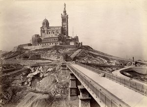 Religiöse Architektur: Außenansicht der Basilika Notre Dame de la Garde (Notre-Dame-de-la-Garde), auch „Gute Mutter“ genannt (1853-1864), erbaut nach den Plänen des Architekten Henry Esperandieu (1829-1874). Marseille, Bouches du Rhone (13), Cenotypie des  von William M. Timlin