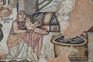 Darstellung des neugeborenen Achilles mit seiner Amme Anatrophe und Ambrosia, Symbol der Götterspeise und Unsterblichkeit, die Wasser in einem goldenen Krug bringt - Detail des Panels, das das erste Bad des Achilles darstellt - Paphos-Mosaiken, Villa des T