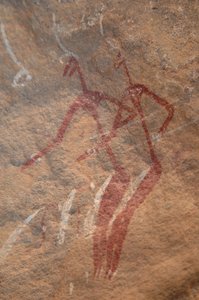 Felskunst, Vorgeschichte: Felsmalerei von zwei langgestreckten Figuren in einem verzierten Schutzraum in den Uweinat-Bergen, Sudan. Zeitraum von 8000 bis 3000 Jahre v. Chr. Fotografie