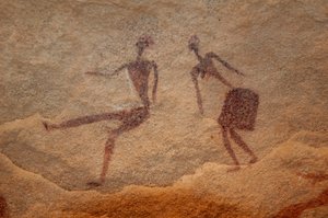 Felskunst, Vorgeschichte: Detail einer Felsmalerei von zwei Figuren (Paar) in einem verzierten Schutzraum im Uweinat-Massiv, Ägypten. (Zeitraum von 8000 bis 3000 Jahre v. Chr.). Fotografie von Unbekannt