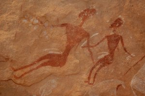 Felskunst, Vorgeschichte: Detail einer Felsmalerei von zwei Figuren in einem verzierten Schutzraum im Uweinat-Massiv, Ägypten. (Zeitraum von 8000 bis 3000 v. Chr.). Fotografie