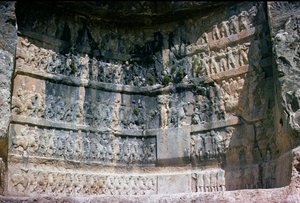 Felsrelief, das den sassanidischen König Shapur I. (241-72), die persische Kavallerie und Tributpflichtige darstellt, 3. Jahrhundert