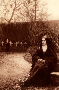 Heilige Thérèse vom Kinde Jesus meditierte in den Gärten des Klosters von Lisieux. 1948 (Fotodruck)