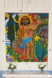 Sami-Kunst; Jesus Christus; bunte Holzschnitzerei; Sami-christlicher Altaraufsatz, entworfen vom Künstler Bror Hjort in der Holzkirche von Jukkasjärvi; Lappland; Norrbotten; Schweden; Skandinavien; Europa von Unbekannt