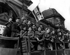 Zweiter Weltkrieg (1939-1945): Deutschland Anfang 1946: Teil der 450 jüdischen Kinder und Jugendlichen, die die Todeslager überlebten, um nach Marseille transportiert zu werden und Palästina zu erreichen. von Unbekannt