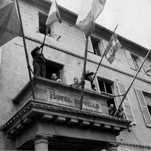 Zweiter Weltkrieg (1939-1945): Cherbourg (Manche) Frankreich 20. August 1944: Während seines Besuchs spricht General De Gaulle (Präsident des Comité de Liberation Nationale) vom Balkon des Rathauses zu den Cherbourgeois.