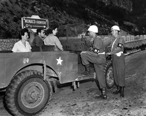 Zweiter Weltkrieg (1939-1945): In der Nähe von Monaco, Französische Riviera, 30. Juni 1945: Zwei WACs im Urlaub und Gäste des US Riviera Recreational Area (USRRA) diskutieren mit zwei US-Armee-Militärpolizisten am Rande von Monaco