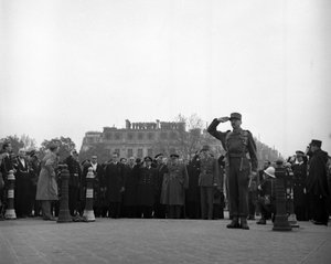 Zweiter Weltkrieg (1939-1945) - Zweiter Weltkrieg (WWII oder WW2): Paris (Frankreich) 11. November 1944: Während der Feier des Waffenstillstands von 1918, der britische Premierminister Winston Churchill und General De Gaulle, die gerade einen Kranz auf das von Unbekannt
