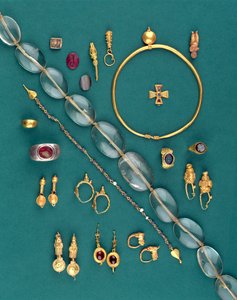 Auswahl an römischem, byzantinischem und achämenidischem Schmuck, von ca. 1000 v. Chr. bis 7. Jahrhundert n. Chr.