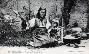 Serbien, Monastir: Serbische Frau beim Laufen, Monastir wird jetzt Bitola genannt und liegt in Mazedonien - Postkarte 1914-1918 von William M. Timlin