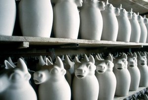 Regale in einer Keramikfabrik mit einigen Milchkrügen, Montelupo Fiorentino, Italien (Foto) von Unbekannter Künstler