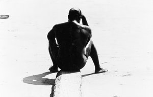 Oberkörperfreier sitzender Mann auf Coney Island, Ohne Titel 32 von Unbekannter Künstler