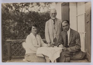 Sigmund Freud und Horace W. und Anjelika Frink, ca. 1920 (s/w Foto) von Unbekannt