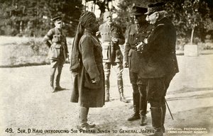 Sir Douglad Haig stellt Pertab Singh Joffre vor