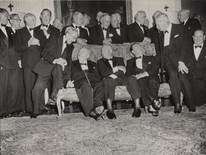 Sir Winston Churchill und Dwight D. Eisenhower bei einem Abendessen im Winfield House, dem Haus des amerikanischen Botschafters in London von Unbekannter Künstler