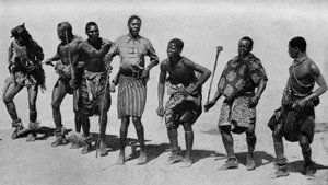 Südafrika. Unbeschwerte Kaffir-Jungen bei einem gemeinsamen Lied und Tanz. 1920 von Unbekannt