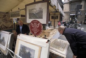 Stand mit Drucken, Piazza del Carmine, Mailand, Lombardei, Italien von Unbekannt