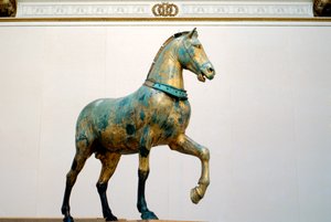 Statue eines der vier Triumphpferde von San Marco von Unbekannt