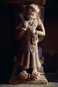 Steinstatue aus dem 18. Jahrhundert spielt Ravanhathd oder Veena
