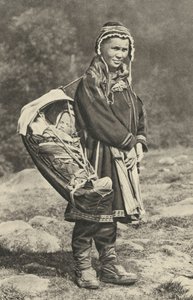 Schweden. Lappische Frau trägt ihr Baby in einer Wiege aus Rentierhaut. 1920 von Unbekannt