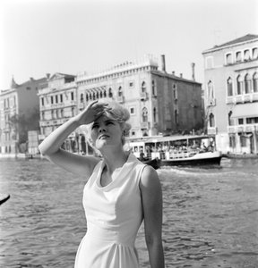 Die Schauspielerin Corinne Marchand - Venedig - 1963 von Unbekannt