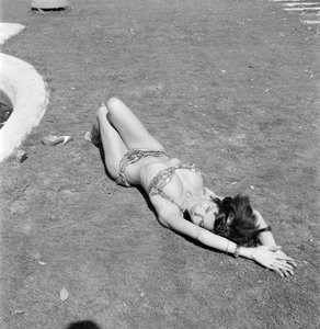 Die Schauspielerin Laya Raki am Venedig Lido - 1961 von Unbekannt
