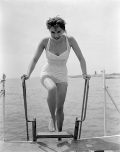 Die Schauspielerin Tania Weber am Strand von Venedig Lido - 1952 von Unbekannt