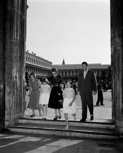 Der Geschäftsmann Henry Ford II mit seiner Familie auf dem Markusplatz in Venedig - 1951 von Unbekannt