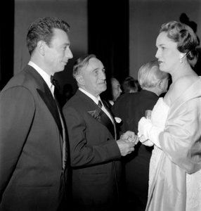 Der Filmkritiker Georges Sadoul mit dem Schauspieler und Popsänger Yves Montand und der Begum Jeanne Andre von Aix les Bains in Cannes - 1954