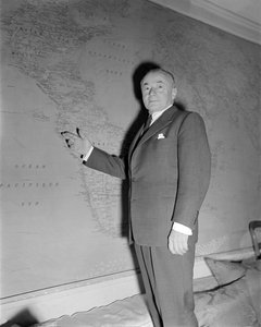 Der Politiker Paul Renaud in Paris - 1949 von Unbekannt