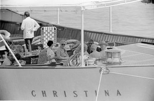 Der Schiffbauer Aristoteles Onassis und der Staatsmann Winston Churchill mit seiner Frau auf der Yacht „Christina“ in Venedig - 1960 von Unbekannt