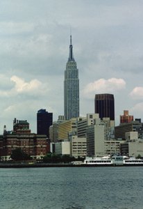 Das Empire State Building vom East River