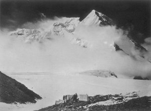 Die Expedition in Karakorum und im westlichen Himalaya von Prinz Luigi Amedeo von Savoyen, Herzog von Abruzzi: Lager IV am Fuß des Bride Peak von Unbekannter Künstler