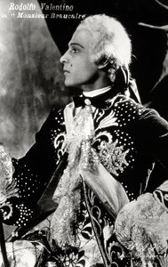 Der berühmte Stummfilmschauspieler Rodolfo Valentino in einem aufwendigen Bühnenkostüm im Stil des 18. Jahrhunderts für den Film 