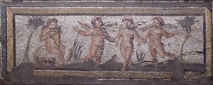 Drei tanzende Putti begleitet von einem, der die Panflöte spielt, Randdetail eines Mosaikbodens, der die Jahreszeiten und Jagdszenen aus der konstantinischen Villa in Daphne darstellt, römisch, ca. 325-330 n. Chr.