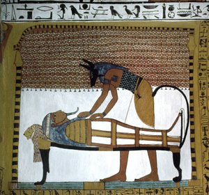 Gräber der Handwerker. Sennedjem-Mumie einbalsamiert von Gott Anubis, Deir El Medineh, Luxor, Ägypten. Anfang der 19. Dynastie
