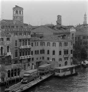 Lastwagen auf dem Canal Grande in Venedig 1960 von Unbekannt
